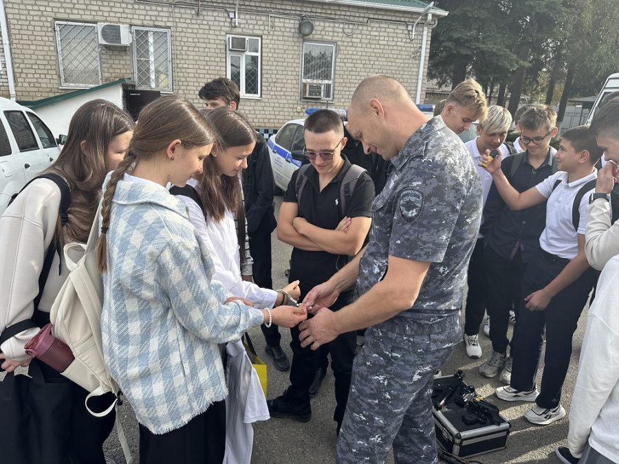 Полицейские Староминского района организовали для старшеклассников средней школы №1 станицы Староминской экскурсию в Отдел полиции